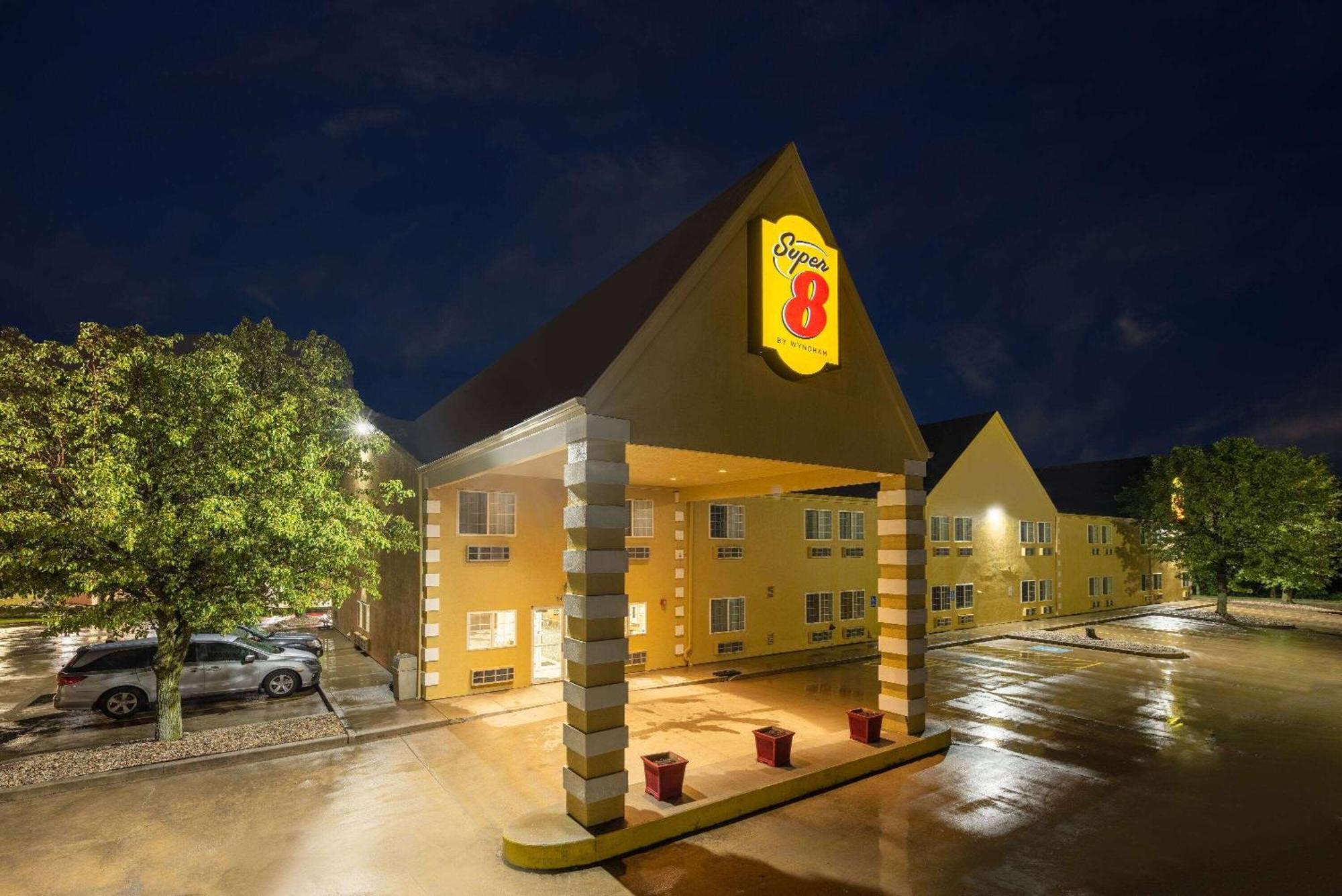 Super 8 By Wyndham De Soto Hotel Exterior photo