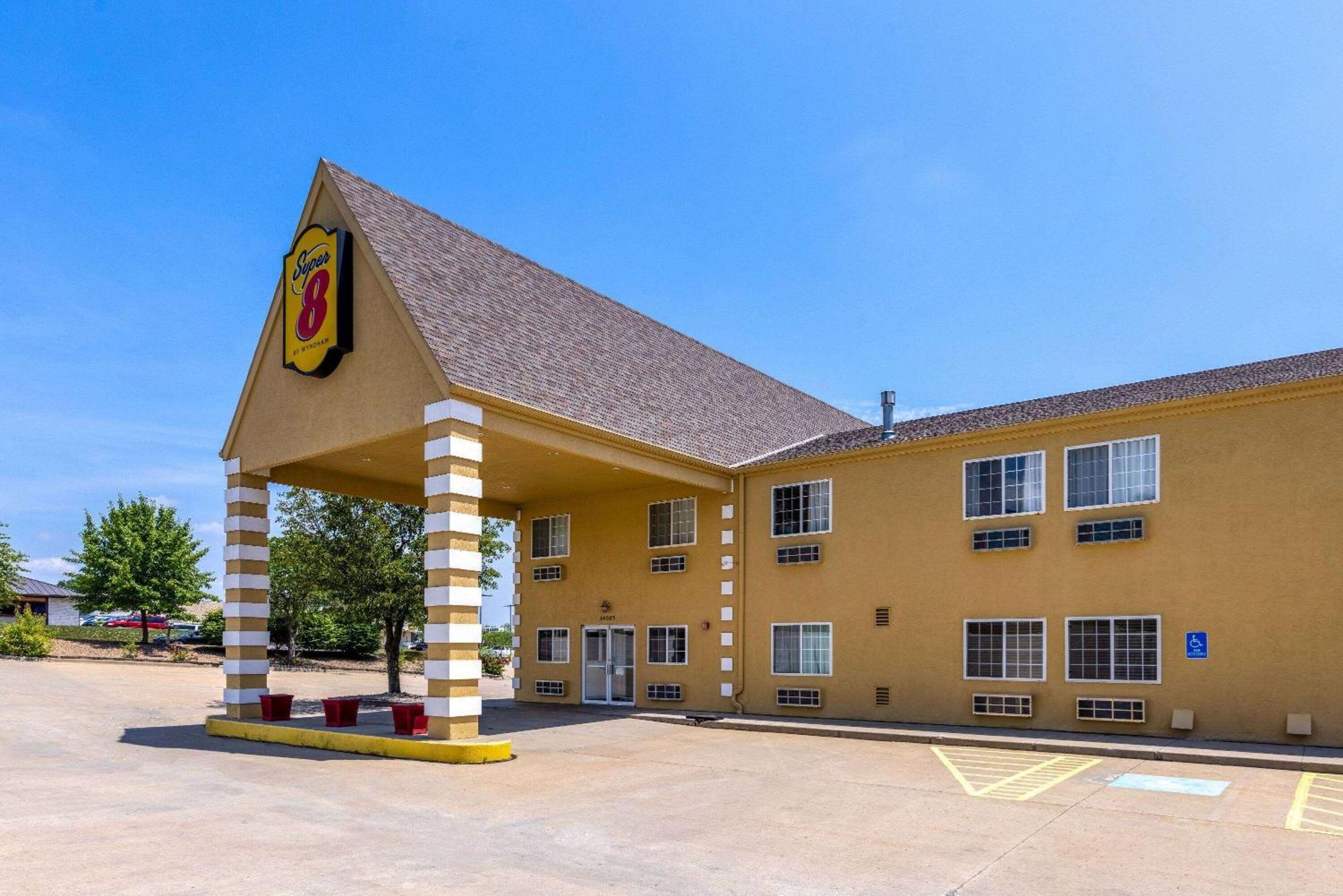 Super 8 By Wyndham De Soto Hotel Exterior photo