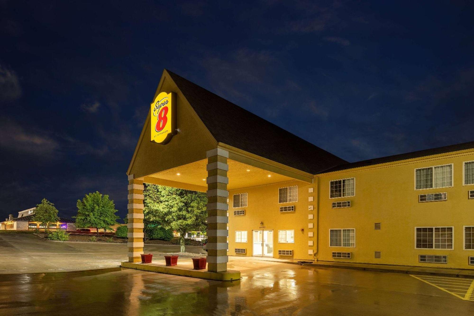 Super 8 By Wyndham De Soto Hotel Exterior photo